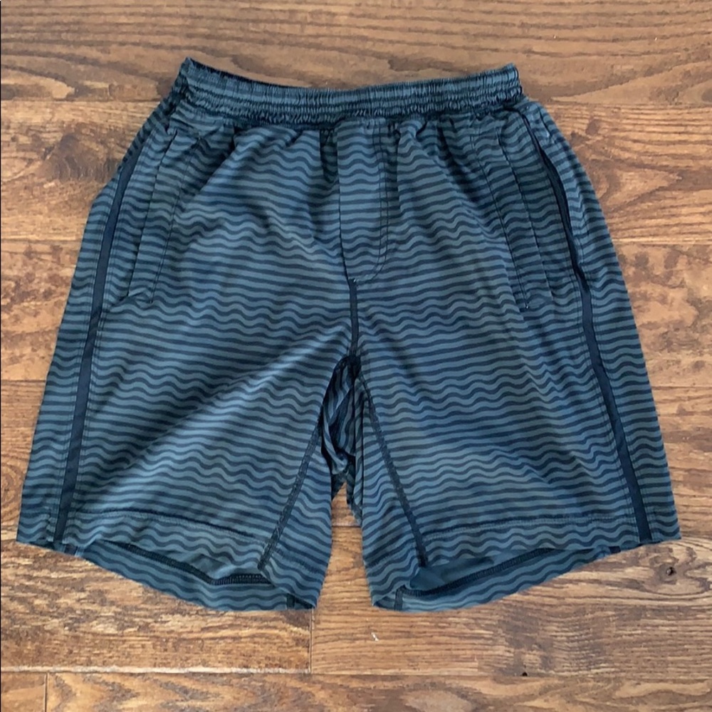 Lululemon Men’s Large Gray / Black Shorts